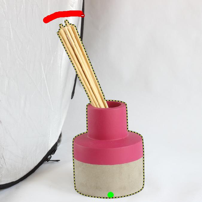 Разметка объекта зелёной и красной метками в редакторе Clipping Magic