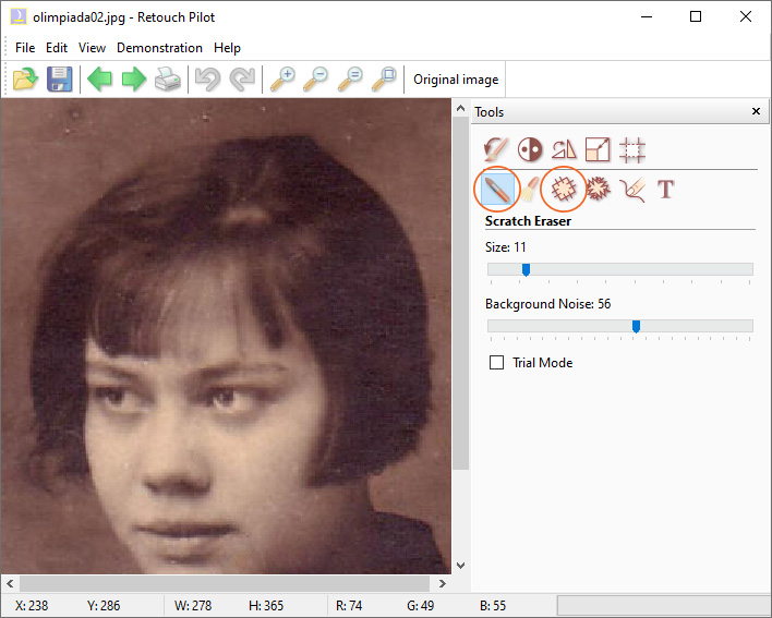 Интерфейс Retouch Pilot с открытой фотографией и инструментом Scratch Eraser