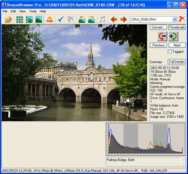 Главное окно BreezeBrowser Pro с фотографией, EXIF, гистограммой и комментарием