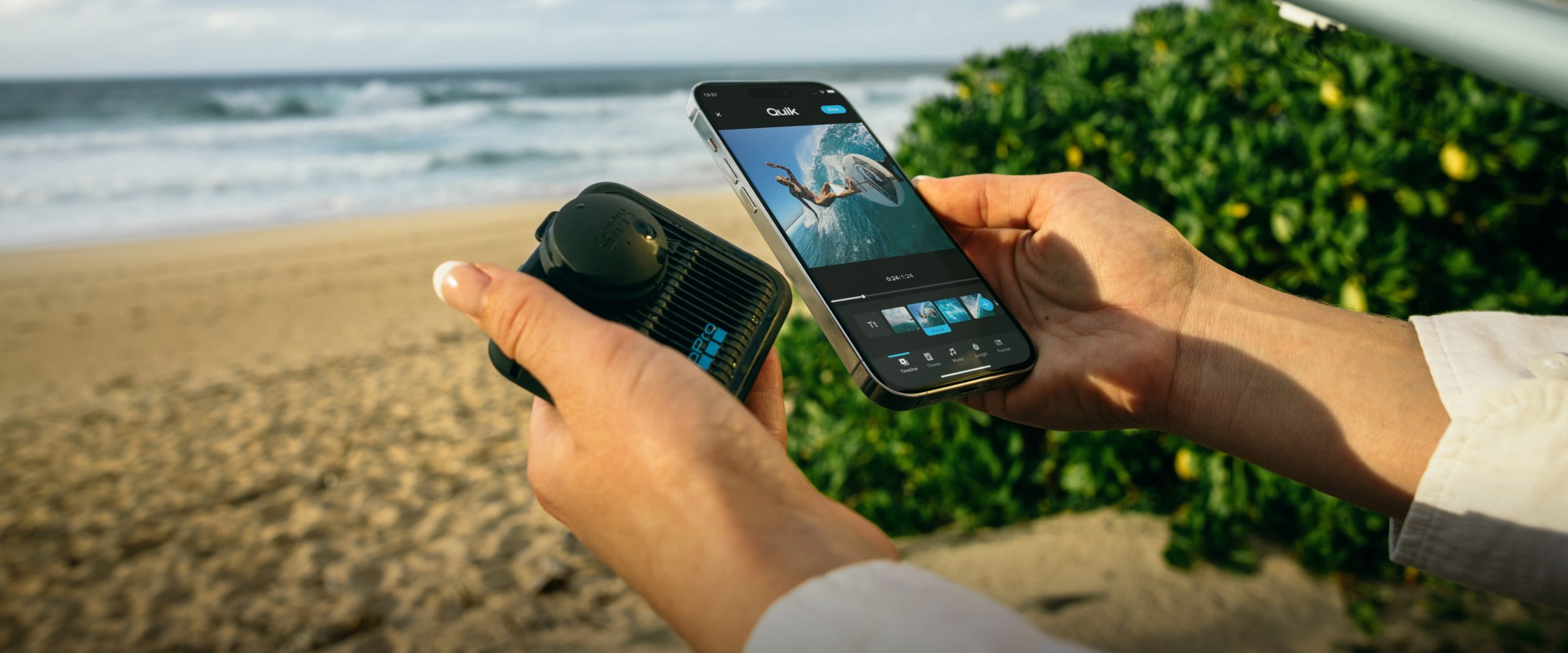 Интерфейс GoPro Quik на смартфоне рядом с камерой GoPro