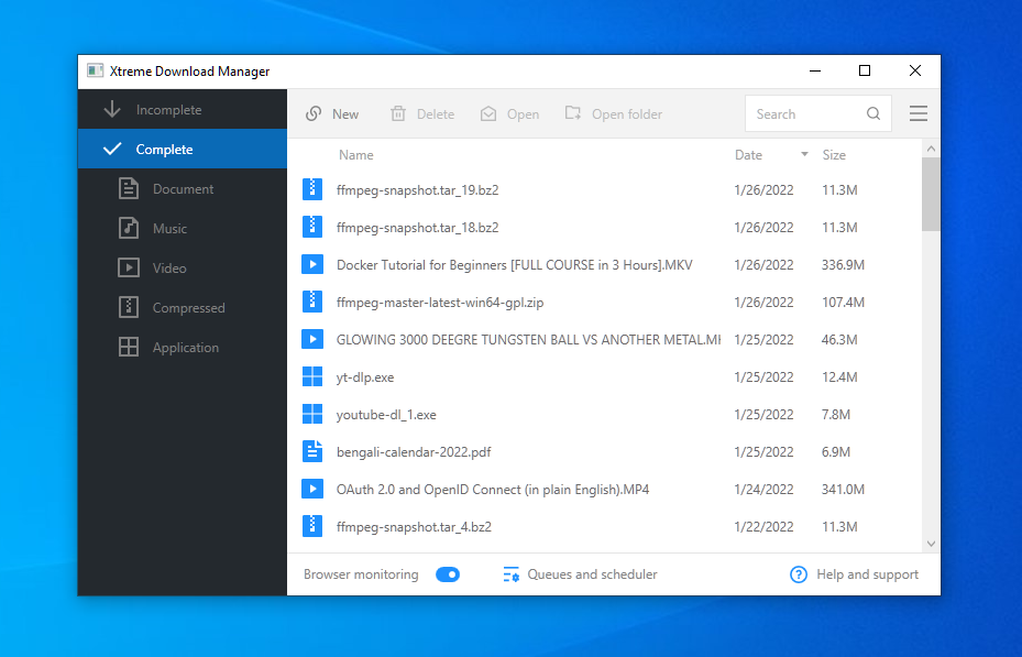 Главное окно экспериментальной ветки Xtreme Download Manager 8 со списком завершённых загрузок