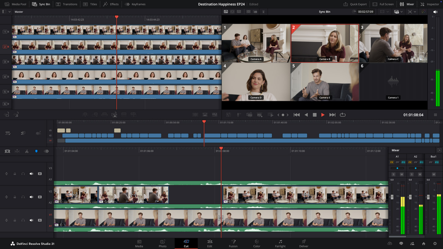 Интерфейс Cut page в DaVinci Resolve Studio 21 с многокамерным просмотром и двумя шкалами времени