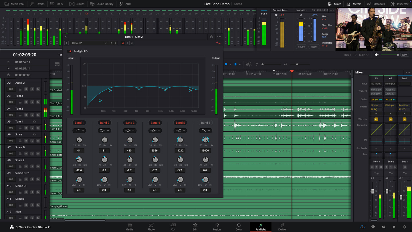 Страница Fairlight в DaVinci Resolve 21 с аудиодорожками, микшером, измерителями и окном эквалайзера