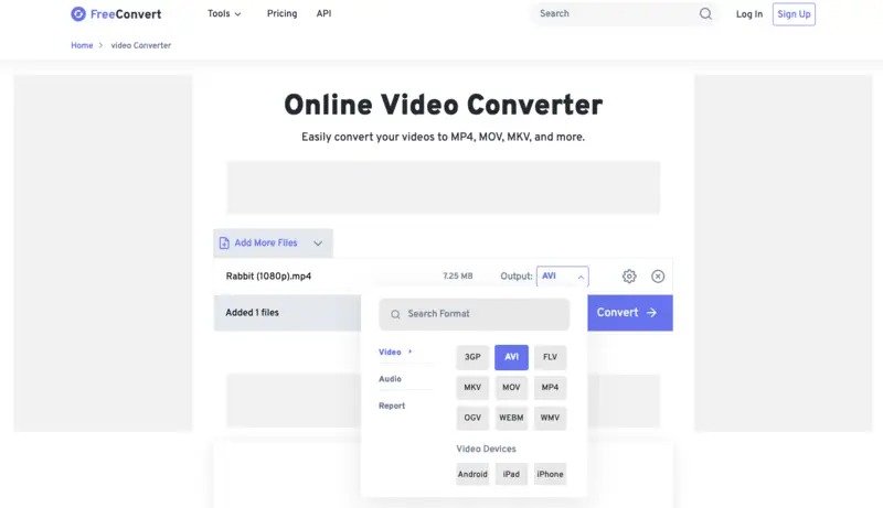 Интерфейс FreeConvert Video Converter с загрузкой файла и выбором формата