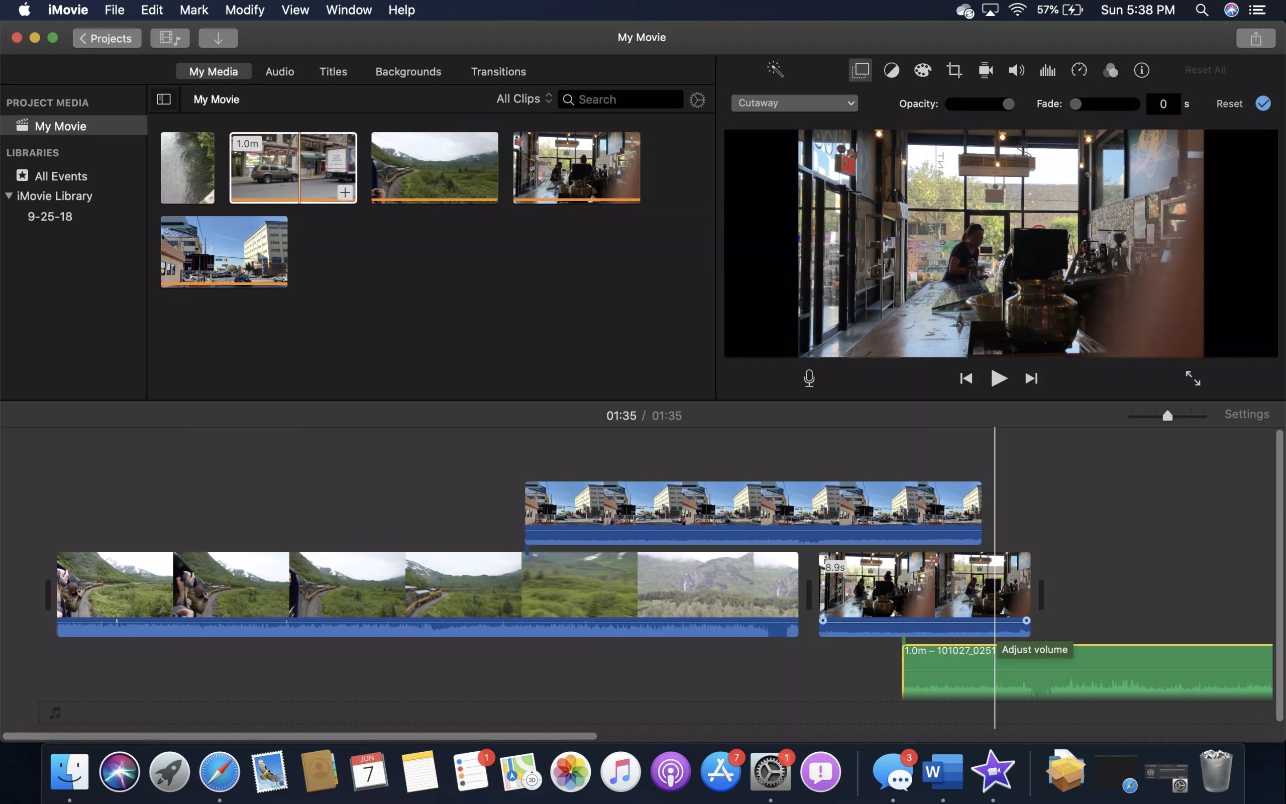 Интерфейс iMovie с монтажной шкалой времени на устройстве Apple