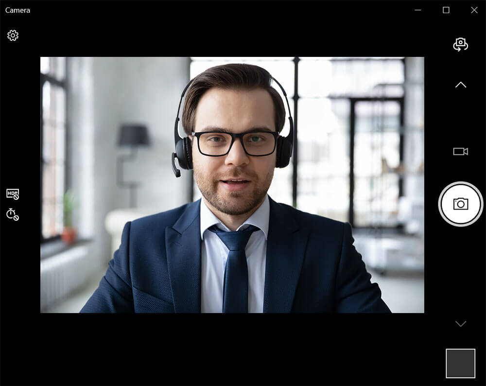 Интерфейс приложения Windows Camera с живым изображением и кнопками съемки