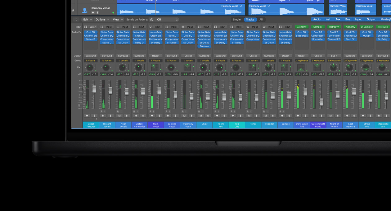 Интерфейс Logic Pro с дорожками, микшером и музыкальными инструментами