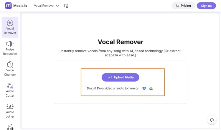 Шаг загрузки исходной песни в Media.io Vocal Remover