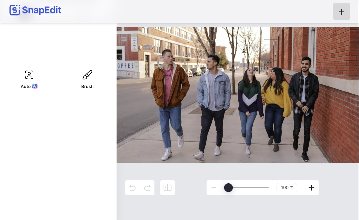 Интерфейс SnapEdit с режимами Auto AI и Brush для удаления объектов