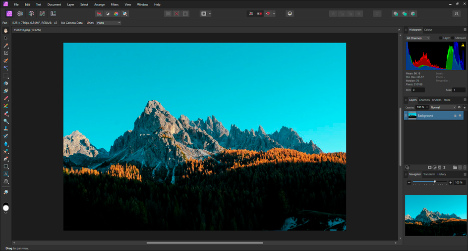 Интерфейс Affinity Photo со слоями и инструментами ретуши