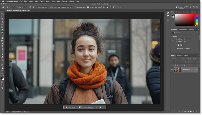 Adobe Photoshop с Remove Tool и параметром Find distractions для удаления людей