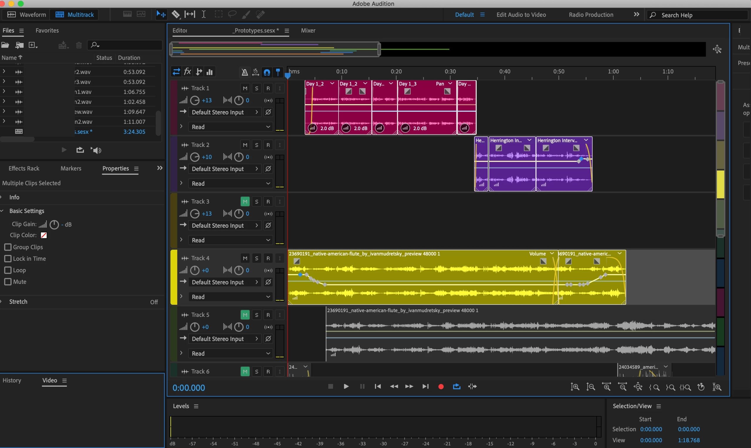 Многодорожечный интерфейс Adobe Audition с цветными аудиоклипами и автоматизацией громкости