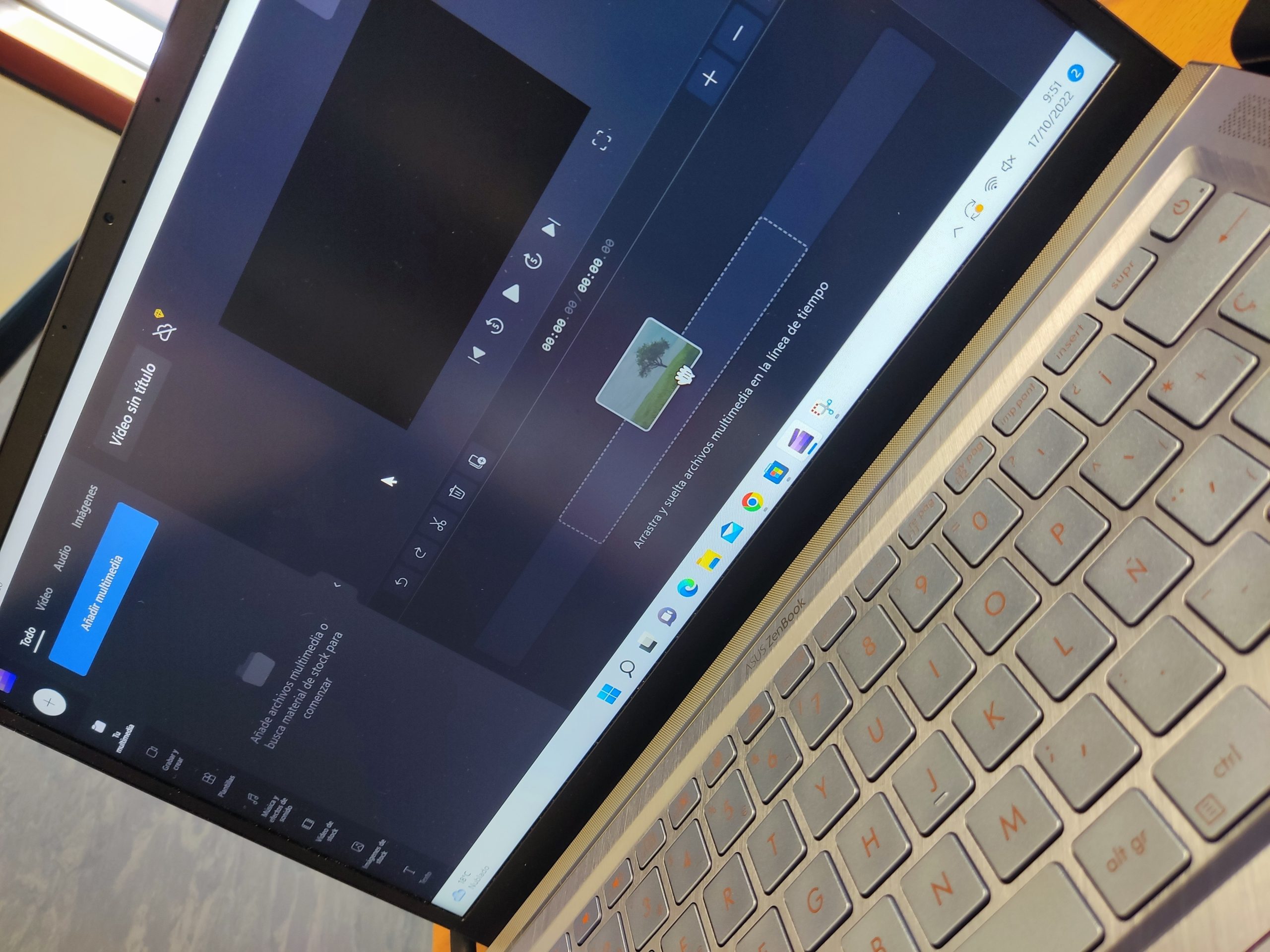 Рабочее окно Microsoft Clipchamp с медиапанелью, предпросмотром и таймлайном