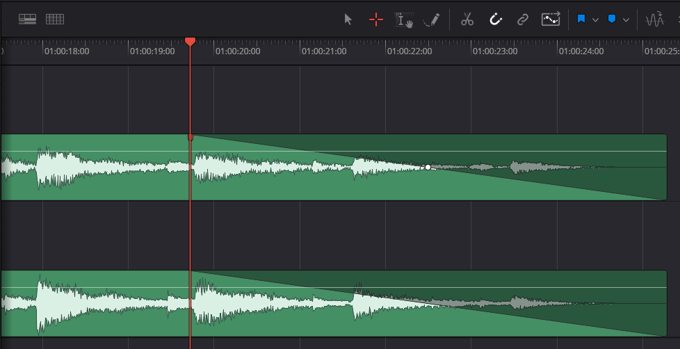 DaVinci Resolve с кривой затухания на аудиоклипах таймлайна