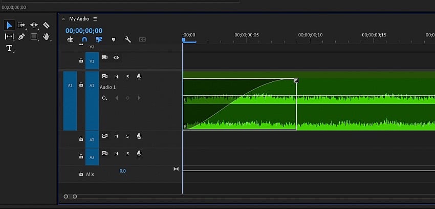 Adobe Premiere Pro с визуальным маркером затухания на аудиоклипе