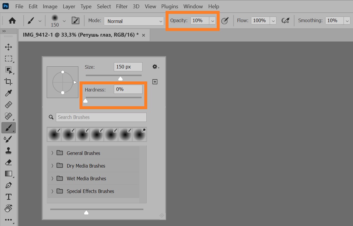 Интерфейс Adobe Photoshop с настройками мягкой кисти и низкой непрозрачностью
