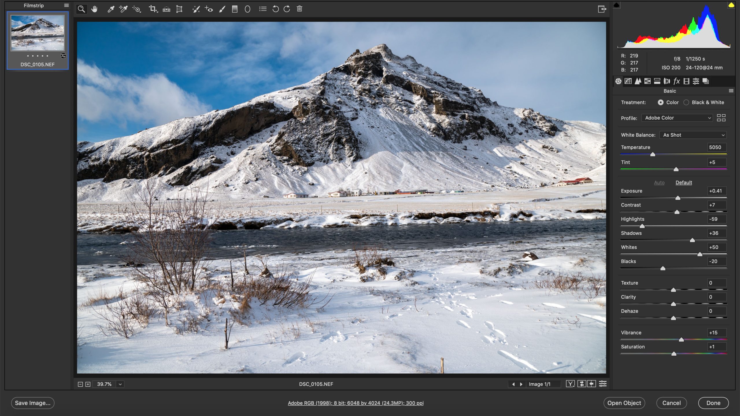 Интерфейс Adobe Camera Raw с панелью Basic, гистограммой и настройками RAW