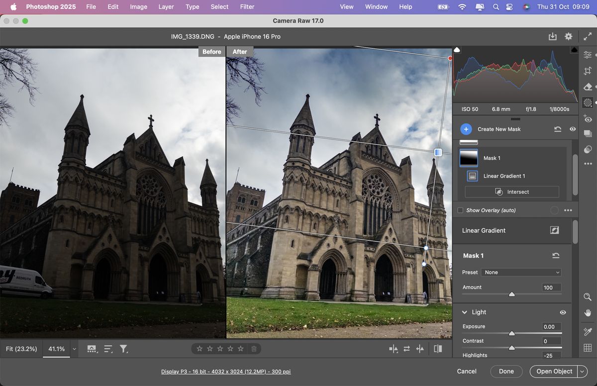 Интерфейс Adobe Camera Raw с фотографией, гистограммой и панелью маски