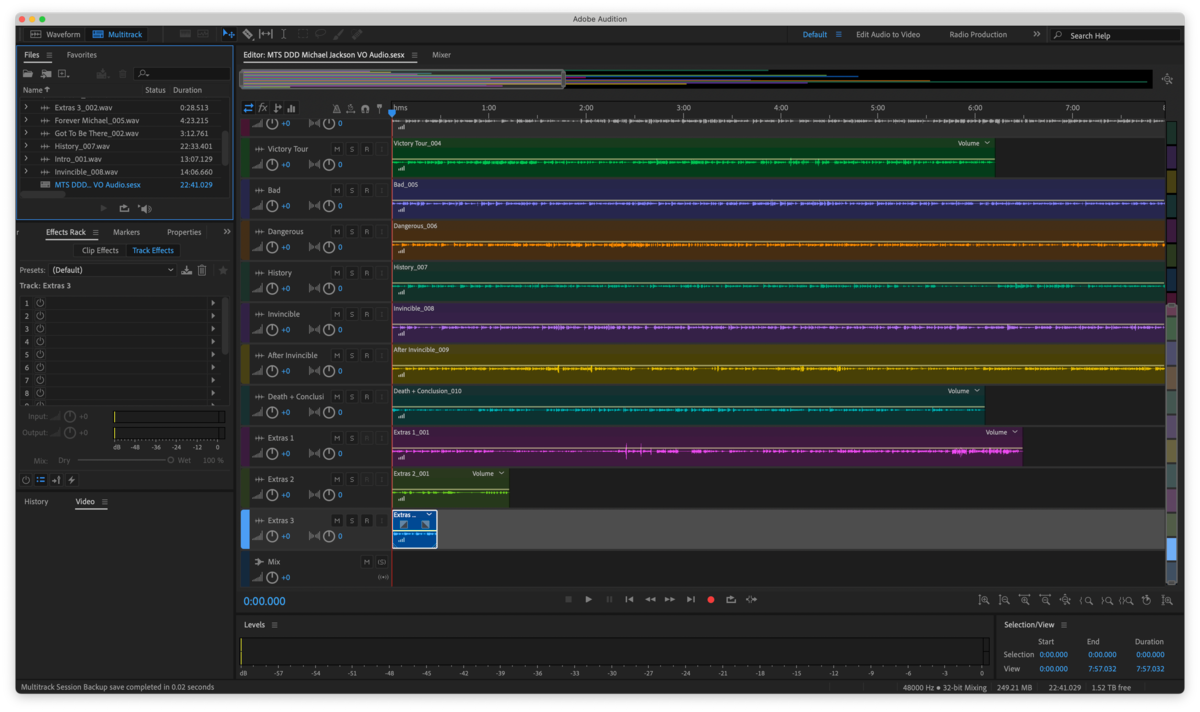 Многодорожечная сессия Adobe Audition с несколькими цветными аудиоклипами