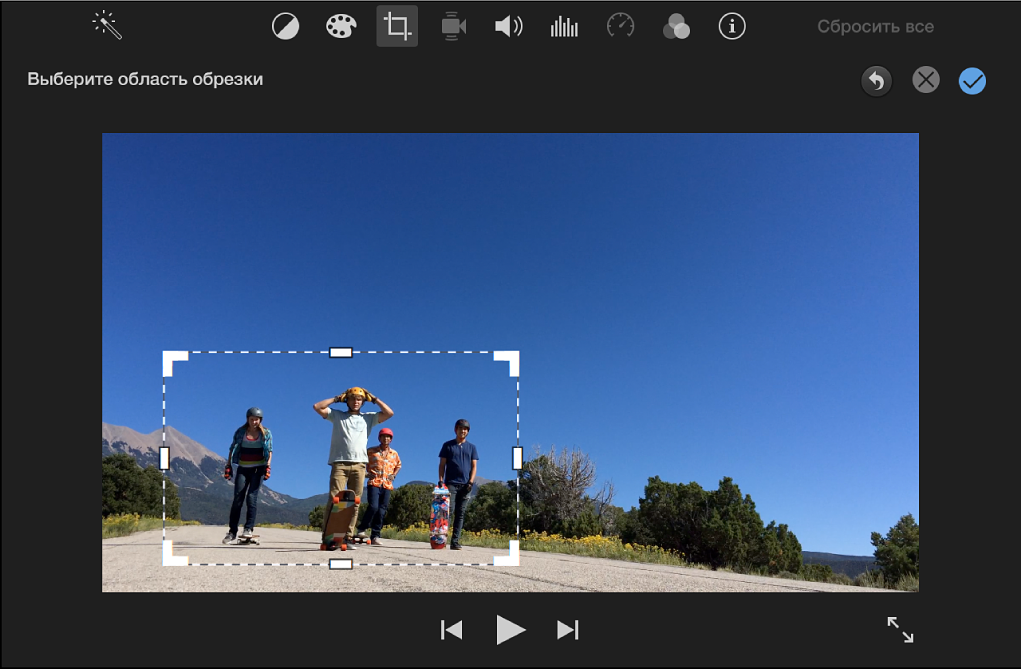 Интерфейс iMovie на Mac в режиме Crop to Fill с прямоугольной рамкой области обрезки
