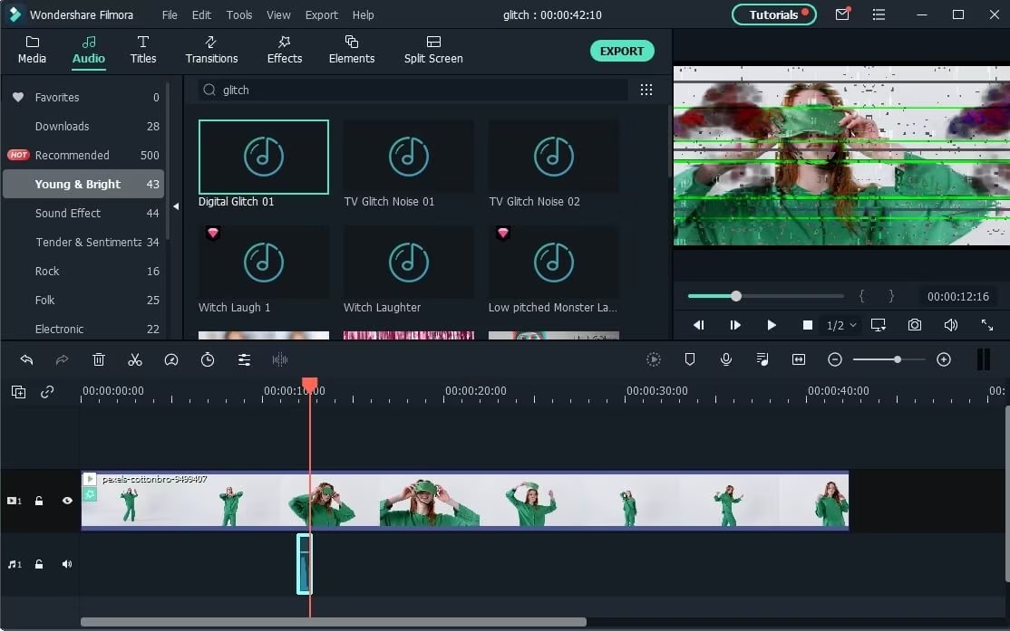 Библиотека glitch-эффектов и таймлайн Wondershare Filmora