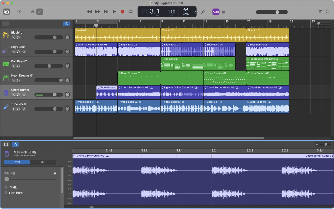 Проект GarageBand с несколькими аудиодорожками и волновыми формами