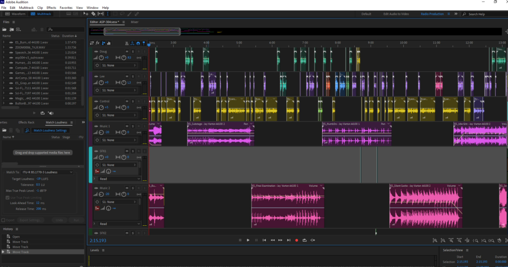 Многодорожечный интерфейс Adobe Audition с цветными аудиоклипами на таймлайне