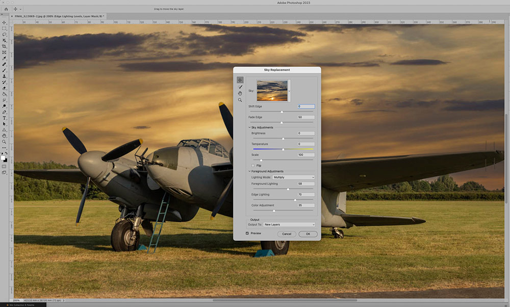 Интерфейс Photoshop с многослойным документом и инструментом замены неба