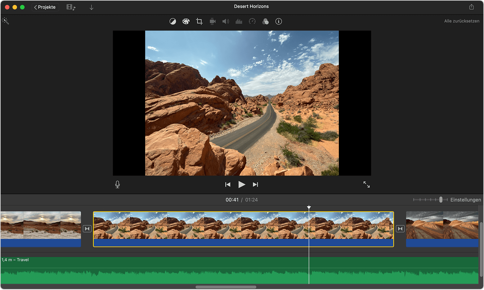 Интерфейс iMovie на Mac с медиатекой, окном просмотра и видеоклипом на таймлайне