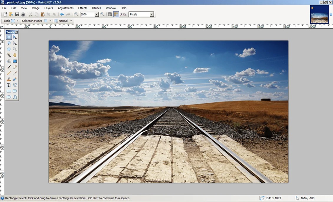 Интерфейс Paint.NET с фотографией, инструментами и панелью слоёв