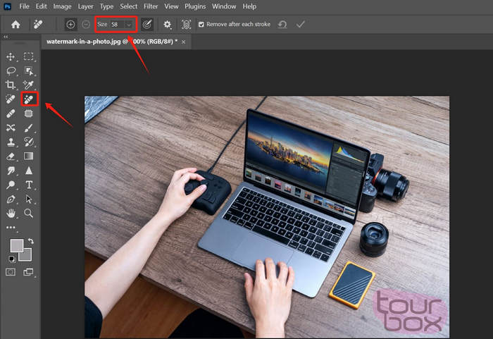 Adobe Photoshop: выбран Remove Tool для удаления водяного знака