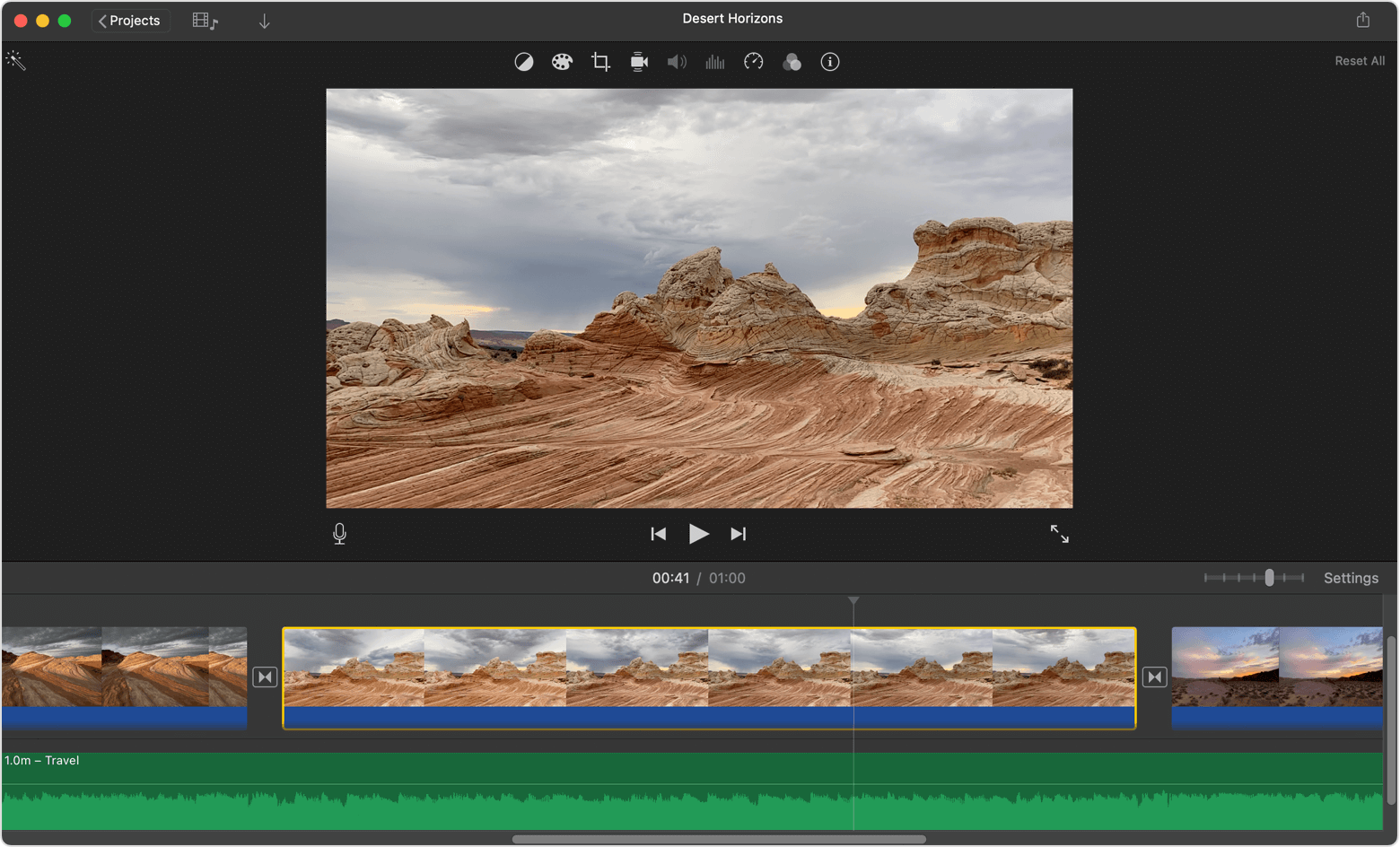 Интерфейс iMovie на Mac с выбранным видеоклипом на временной шкале