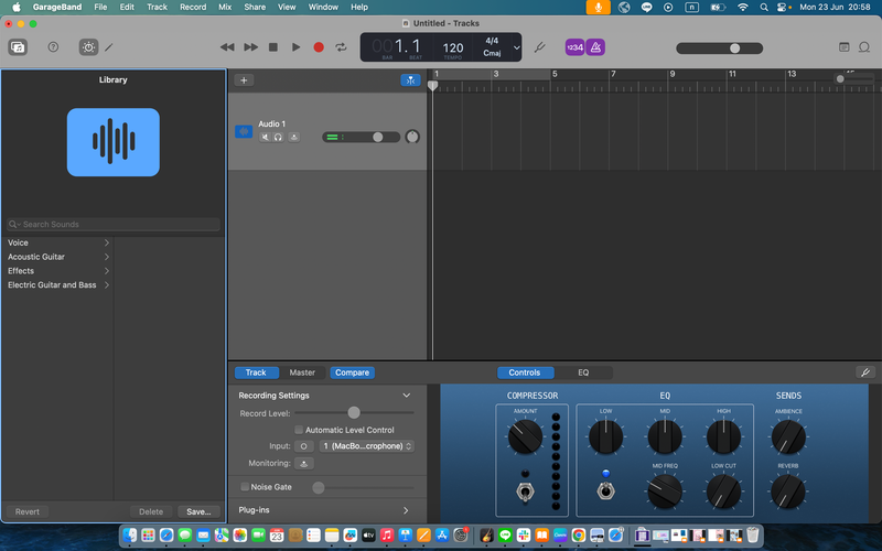 Интерфейс GarageBand на Mac с аудиодорожкой и настройками записи