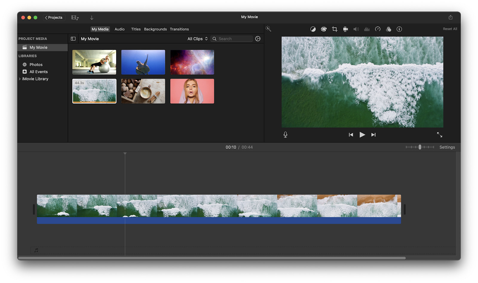 Рабочее окно iMovie с медиатекой, окном просмотра и временной шкалой