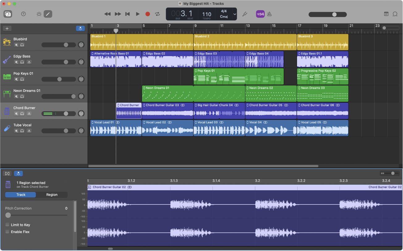 Проект GarageBand на Mac с несколькими дорожками и областями аранжировки
