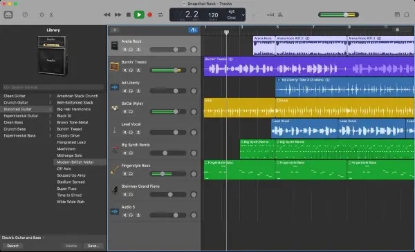 Многодорожечный проект GarageBand на Mac с цветными аудио и инструментальными регионами