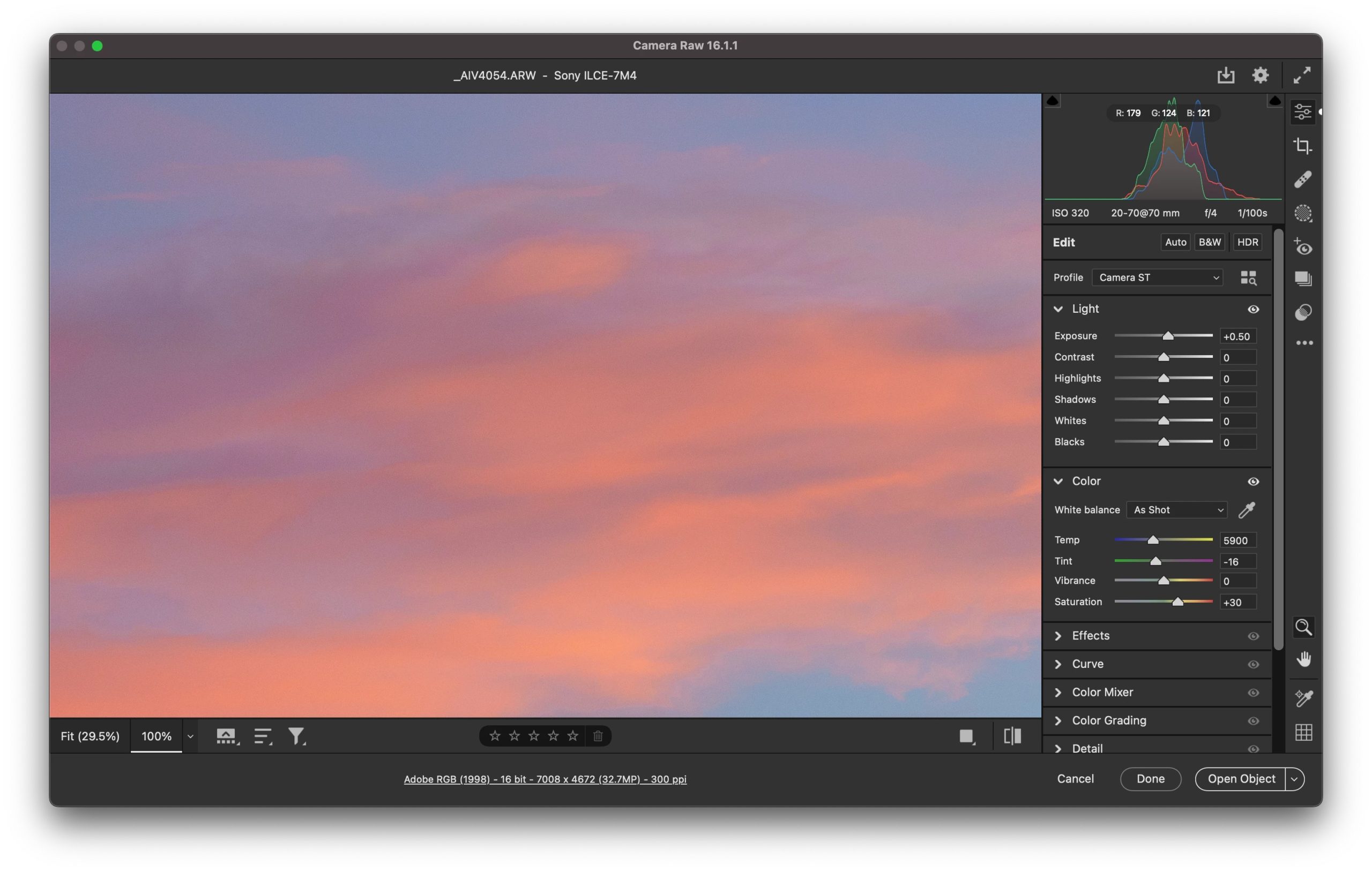 Рабочее окно Adobe Camera Raw с панелями света и цвета