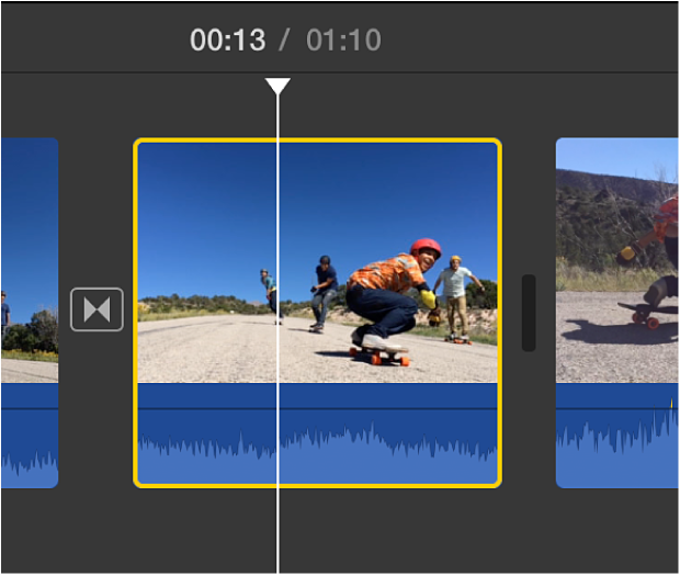 Шкала времени iMovie на мобильном устройстве Apple с выбранным клипом и переходом