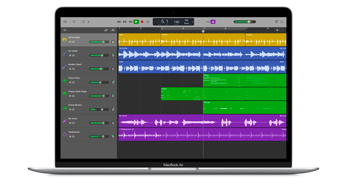 Рабочее окно GarageBand с дорожками, библиотекой и панелью Smart Controls