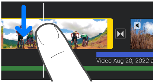 Жест разделения клипа на таймлайне iMovie на iPhone