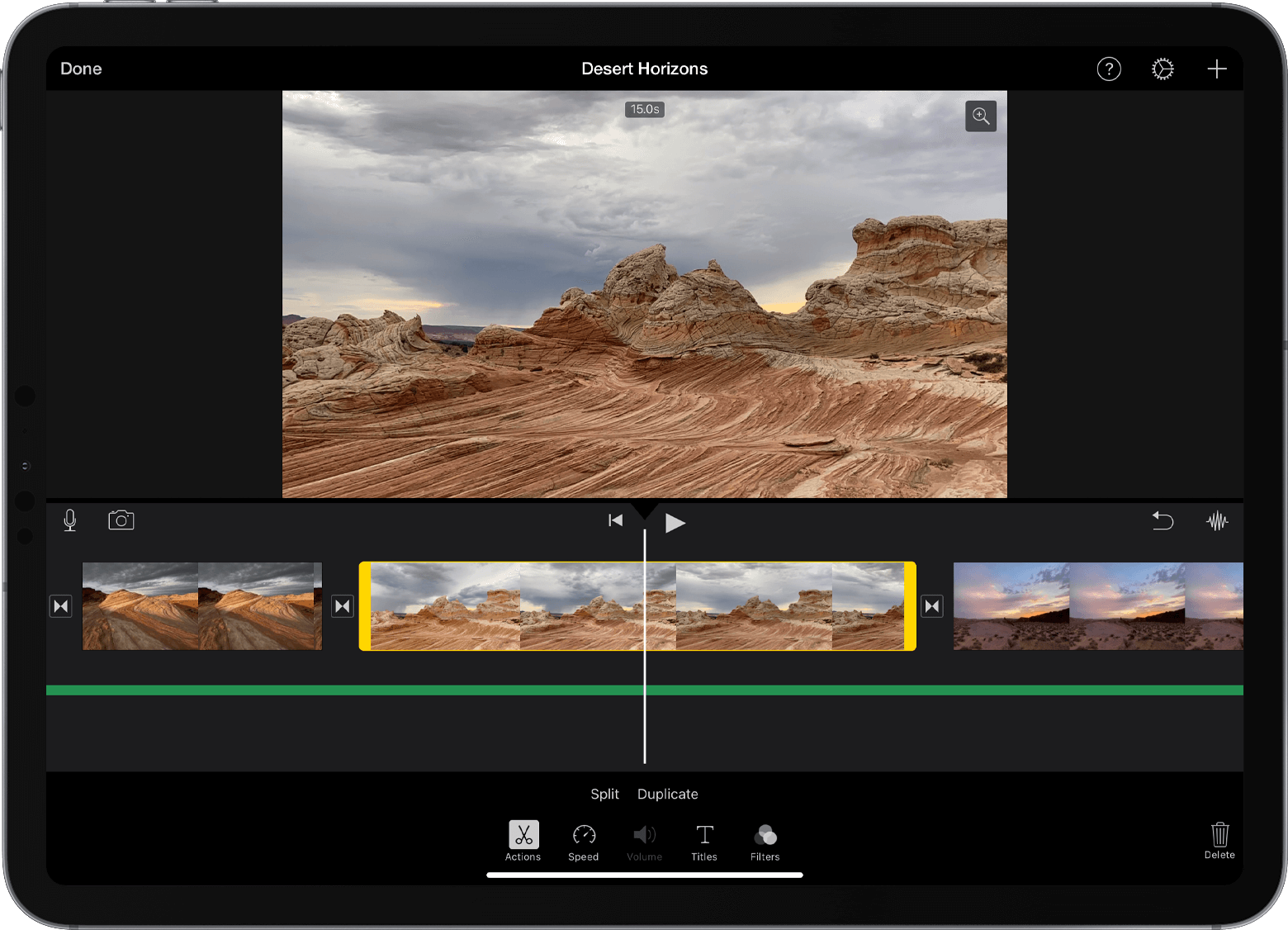 Интерфейс iMovie на iPad с выбранным клипом на временной шкале и командой Split
