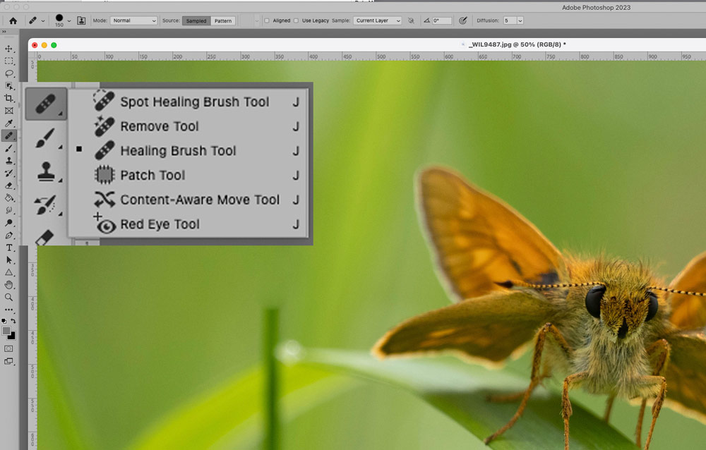Интерфейс Photoshop во время ручной ретуши инструментом клонирования