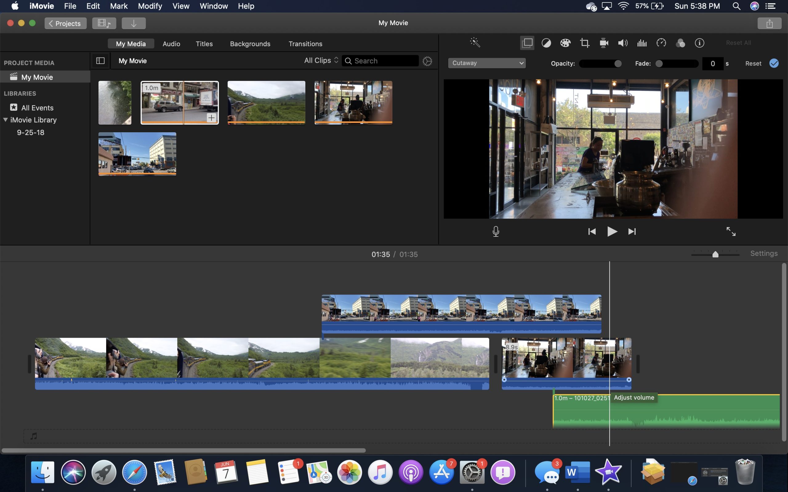 Интерфейс iMovie на Mac с медиатекой, окном просмотра и таймлайном