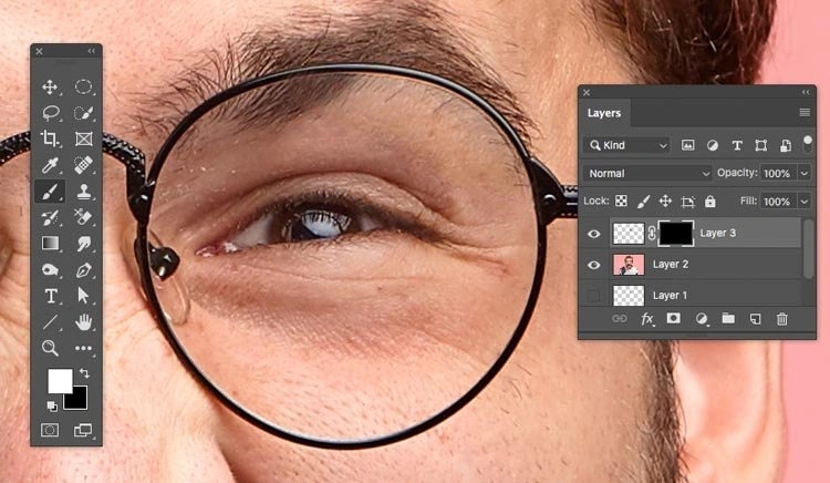 Интерфейс Photoshop со слоем, маской и кистью для локального проявления донорского фрагмента
