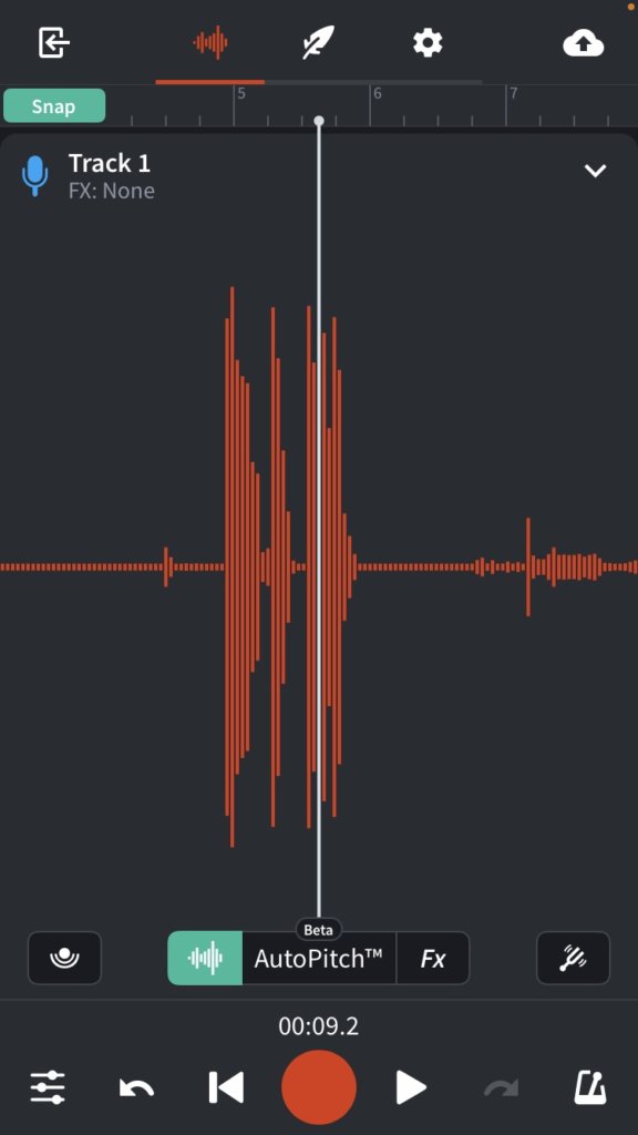 Интерфейс BandLab на телефоне с записанной вокальной волной и кнопкой записи