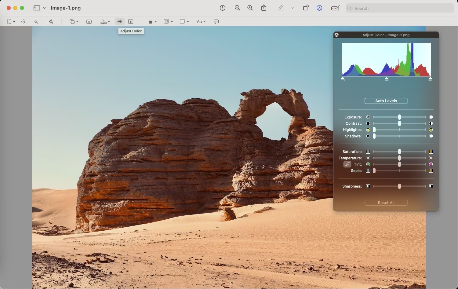 Интерфейс Preview на macOS с открытой фотографией и панелью Adjust Color