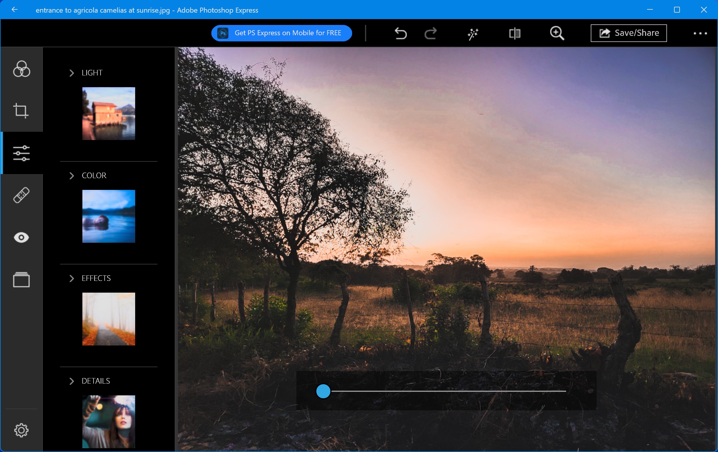 Интерфейс Adobe Photoshop Express в Windows с панелью света, цвета и эффектов