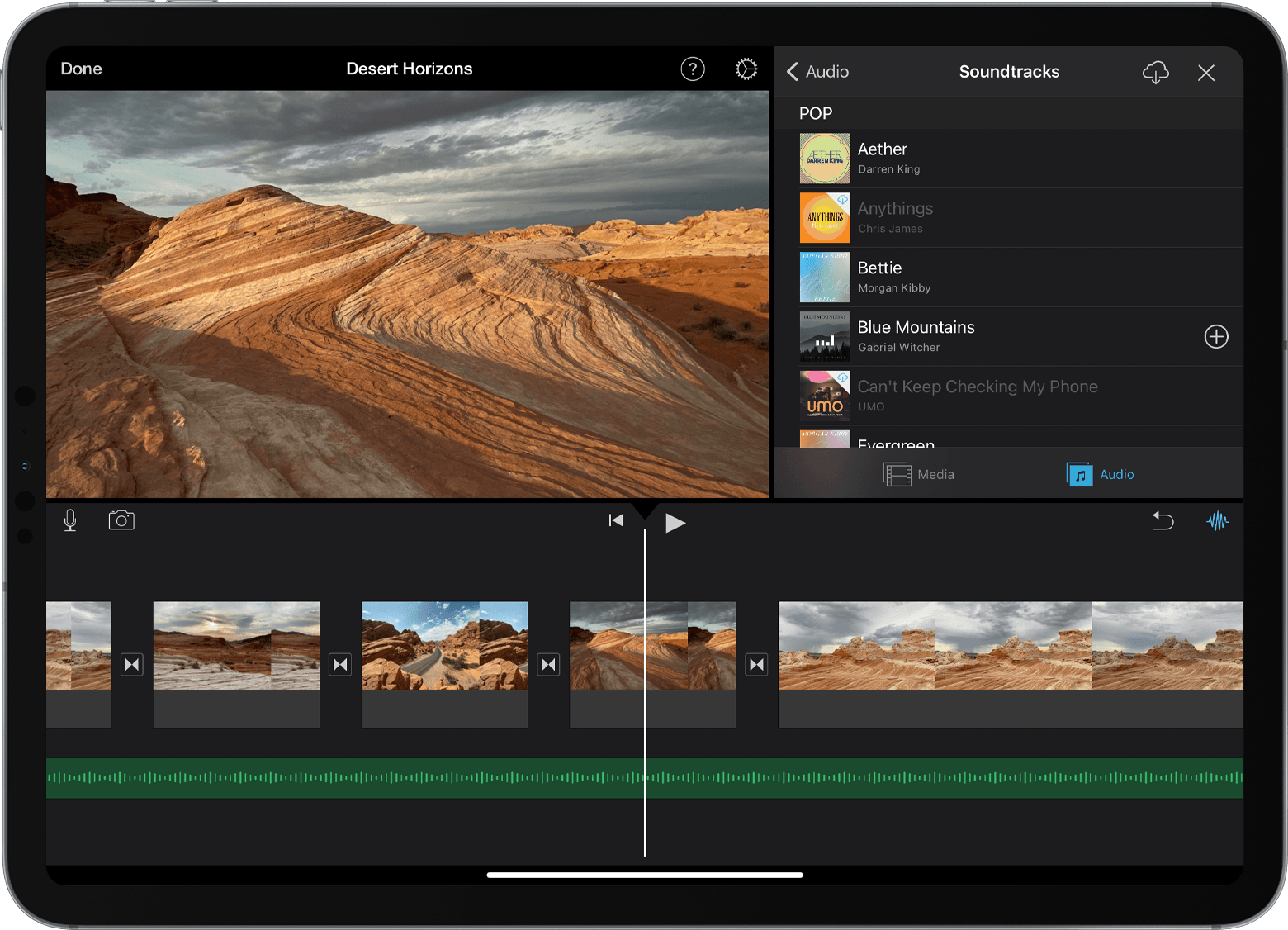 Раздел Soundtracks в iMovie на iPad и зеленая музыкальная дорожка под фотографиями