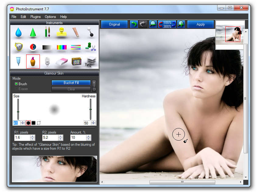 Интерфейс PhotoInstrument 7.7 с портретом и инструментом Glamour Skin
