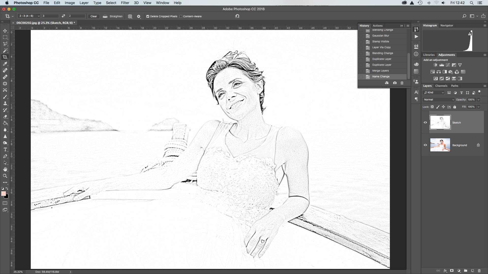 Интерфейс Adobe Photoshop с фотографией, превращённой в карандашный рисунок